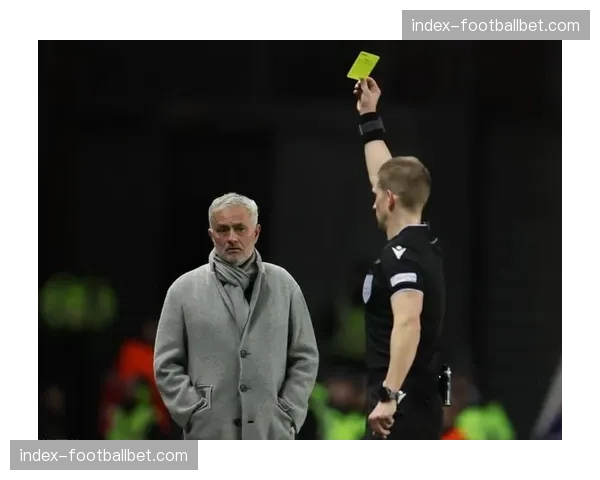 花絮:场边摄影师捕捉到教练向球员疯狂比划复杂战术手势的瞬间。